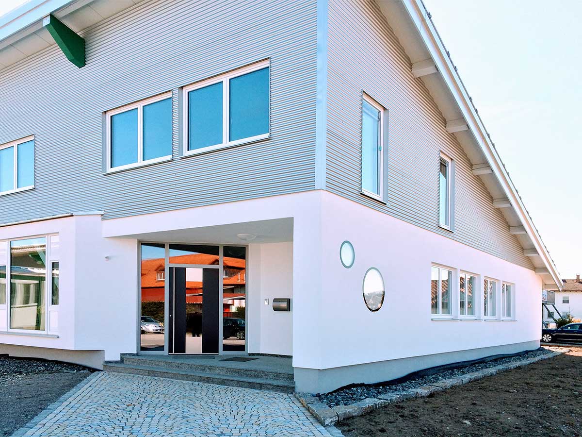 KV 440 | Home Pure | Hochmodernes Büro und Produktionsgebäude ausgestattet mit intelligentem Sonnen-und-Sichtschutz im Fenster